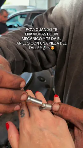 Hay detalles que enamoran… aunque vengan directo de la caja de herramientas 😂🔧💍 📍 C. Pablo Valdez #1714, San Juan Bosco 📞 33 3643 6545 #ServicioAguilarMotors #TallerMecánico #Guadalajara #SanJuanBosco 