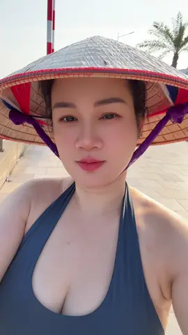 Con mèo lười hôm nay bắt đầu khởi động lại. Thế mới biết mỗi ngày trôi đi mà không tập thể dục thì nó đến tiếc làm sao.