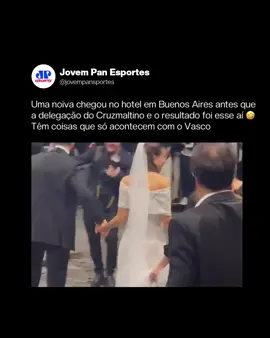 GOSTAM DA RESENHA! Os torcedores do Vasco aguardavam pelo elenco na Argentina e deram de cara com um casal que se hospedará no mesmo local da delegação. Gritos de “beija” e muito apoio para o check-in no hotel! 🤣 🎥 X/ @Mídia Vascaína | Vasco  #Vasco #Futebol #JovemPanEsportes 