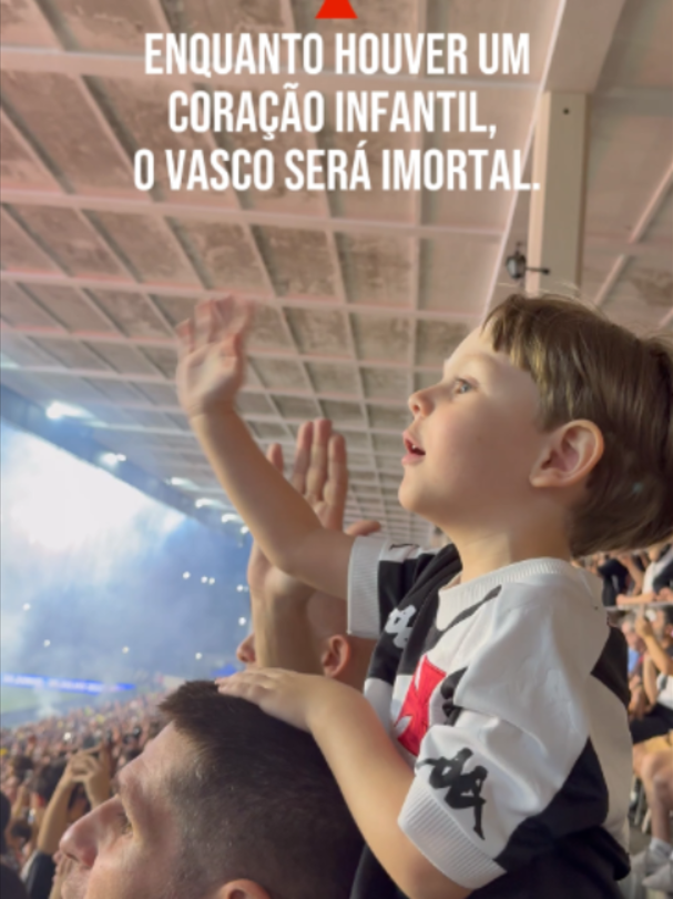ALERTA FOFURA MÁXIMA!!!!! 😍💢💢💢 A voz é pequena, mas o amor já é gigante. Feliz Dia das Crianças pra quem já nasce sabendo que o sentimento não para. E para todo coração infantil que ainda resiste com a experiência acumulada e que sonha com uma vitória contra o Boca amanhã.✠ 🎥 @fespose #PlanejamentoCazéTV #Vasco #DiaDasCrianças #cztv11 #Efemérides