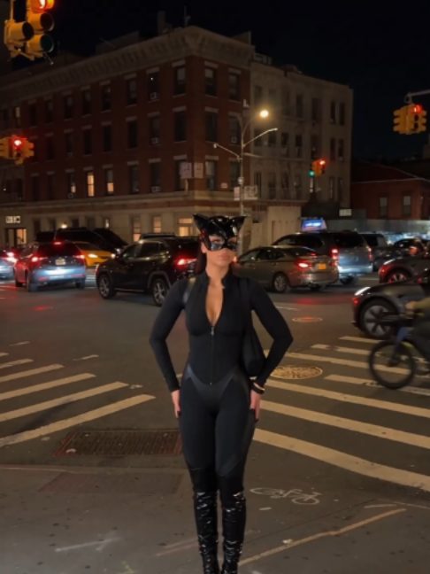 red lights are a suggesion here ig  #halloweencostume #halloween2026 #halloweenoutfit #falloutfits #halloween #latina #hispanictiktok #girlythings #hispanic #outfitinspo #tiktokshopcreatorpicks #povtrend #tiktokshopblackfriday #tiktokshopfalldealsforyou #relatable #catwoman #catwomancosplay #catwomanedit #catwomancostume #fall