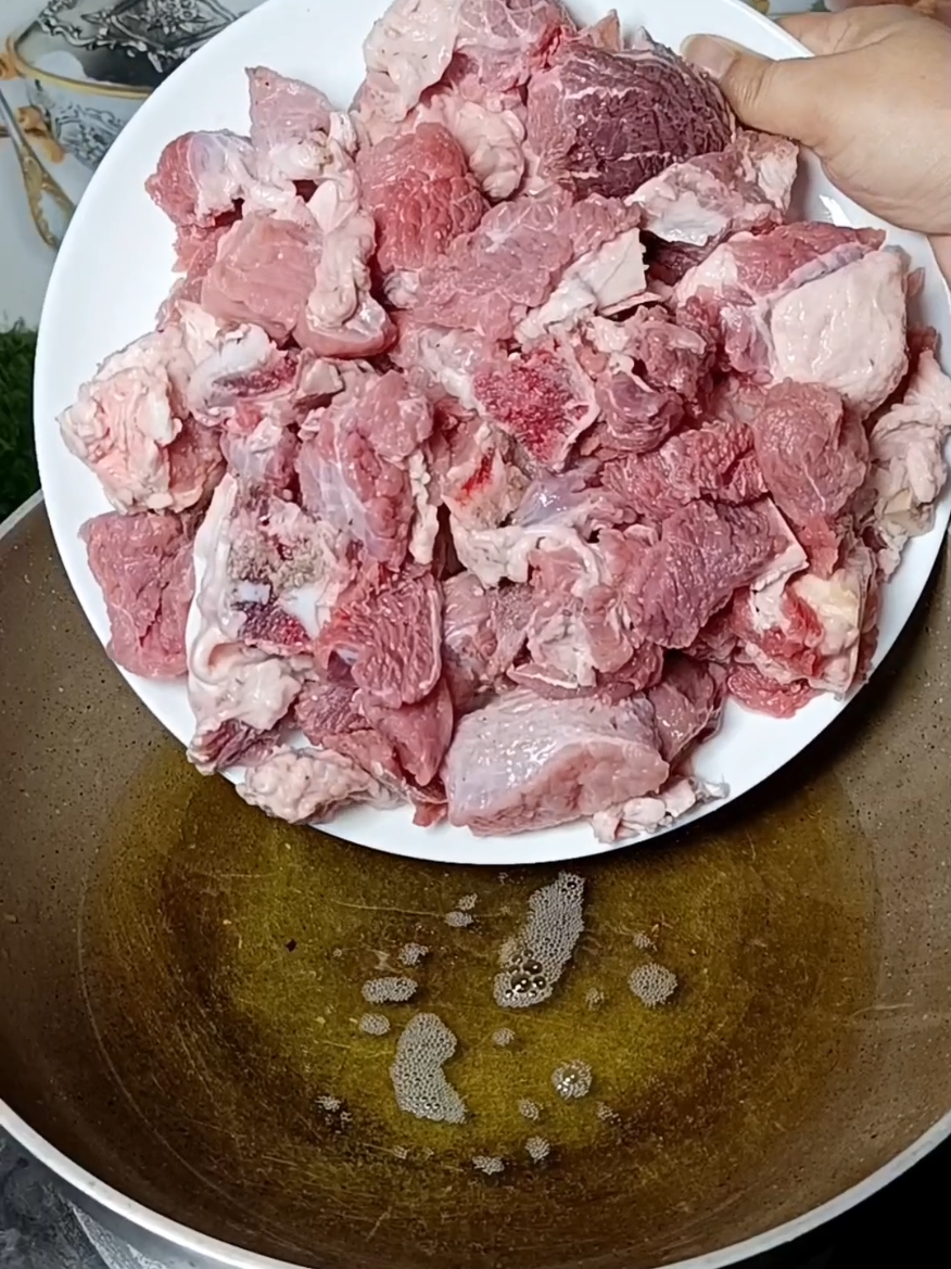 Restaurant-Style Beef Bhuna Handi | Spicy & Delicious Beef Recipe. #fyp #viral  #BeefBhunaHandi #BeefRecipe #RestaurantStyleCooking 
