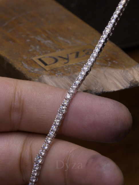 round-diamond tennis bracelet ✨ 7 smaller stones, then 1 larger one in a continuous line #rounddiamond #tennisbracelet #diamondbracelet #finejewelry #jewelrymaking