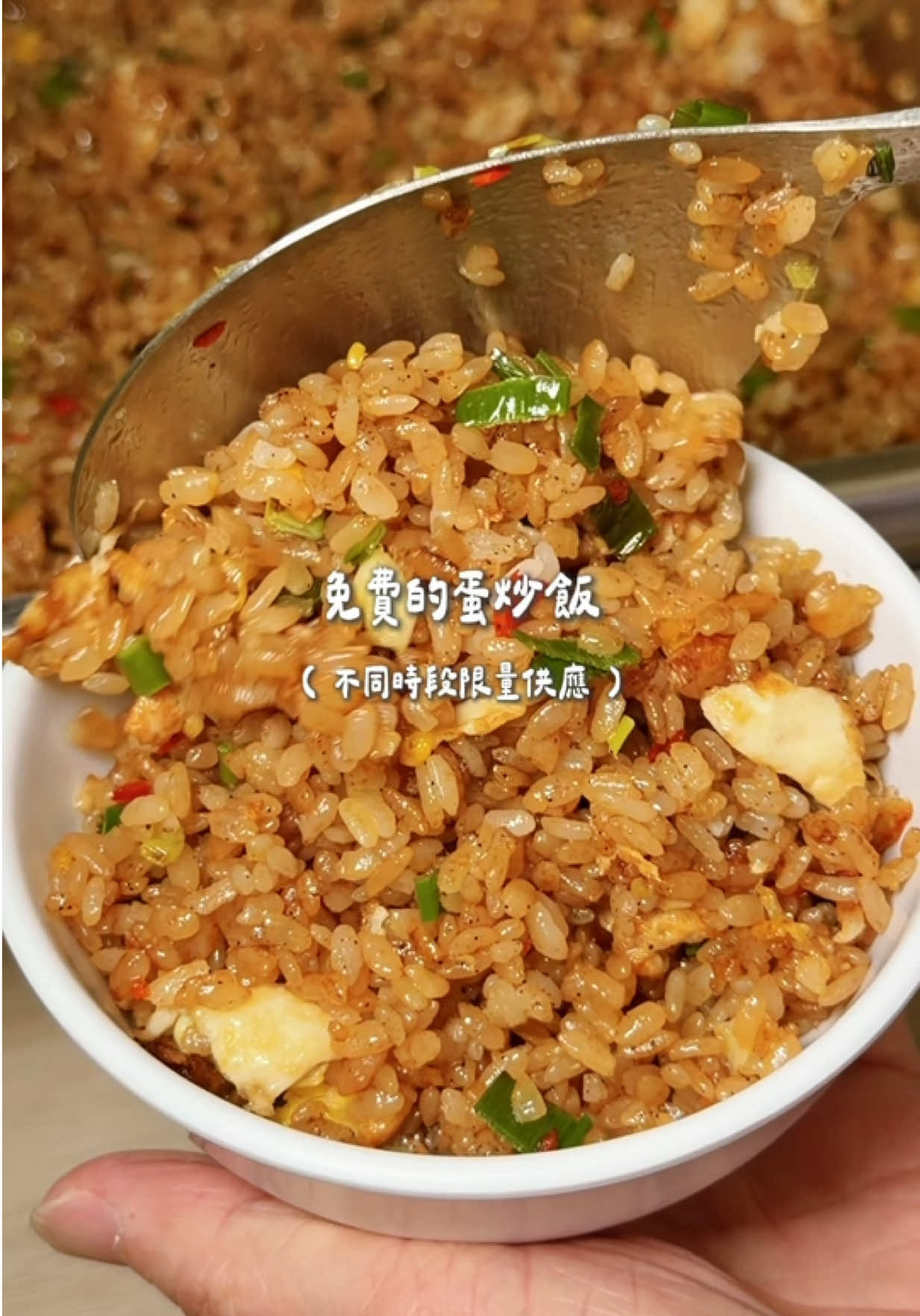 鐵板燒青菜白飯熱湯飲料冰品自助吧吃到飽， 還有免費蛋炒飯、炒麵、炸雞皮/脛骨可以加菜！ 📌避風塘雞腿$320 📌椒鹽雞腿排$300 📌乾煎菲力牛$290 📌爆汁蒸蛤蜊$250 （價格以現場為主） 這間鐵板燒根本怕你吃不飽！不只基本的白飯、青菜、熱湯吃到飽，還有甜點料自助吧，甚至固定時段會有蛋炒飯、炒麵、炸雞皮/脛骨可以加菜（依照不同時段限量供應）。新品避風塘雞腿外層酥香、蒜酥香氣十足，椒鹽雞腿排煎得金黃誘人，菲力牛肉香四溢，想吃點鮮味就點爆汁蒸蛤蜊，消費累點還可以玩扭蛋機，難怪生意這麼好啦～ 📍食鮮森  東興店｜台中市西區東興路三段6號1樓｜11:00–21:30 中科店｜台中市西屯區福林路117號｜11:00–22:30 軍功店｜台中市北屯區軍功路一段403號1樓｜11:00–22:30 沙鹿店｜台中市沙鹿區成功東街42號｜11:00–22:00 太平店｜台中市太平區新興路106號｜11:00–22:00 大里店｜台中市大里區國光路二段219-1號｜11:00–22:00 大埔店｜彰化縣彰化市大埔路338號｜11:00–21:00 #台中美食 #西屯美食 #中科美食