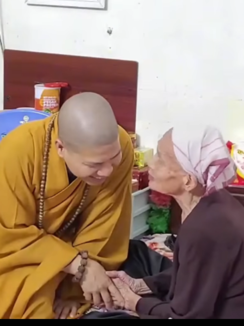 HỘ NIỆM cần phải có sự kết hợp hỗ trợ tốt từ gia đình, nhất là chính người bệnh phải được hướng dẫn tốt để tự họ thực hiện đúng theo qui luật vãng sanh thì họ mới vãng sanh được. Chính vì thế, xin đừng bao giờ chờ đến lúc hấp hối, hoặc chết rồi mới mời ban hộ niệm. Lúc này đã quá trễ, dù ban hộ niệm có đến cũng khó giải quyết được gì, vì đã nằm ngoài khả năng của người hộ niệm rồi.Xin chư vị cần nhớ rằng, hộ niệm là giúp cho người bệnh biết cách tu, biết đường đi thẳng về Tây-Phương Cực-Lạc. Nếu hồi giờ họ chưa biết tu hành gì cả, cũng chưa biết gì về hộ niệm, lúc đó lại mê man bất tỉnh nữa, thì làm sao có thể hộ niệm được? #giadinh #honiem #vangsanhcuclac #nammoadidaphat #phatphapnhiemmau
