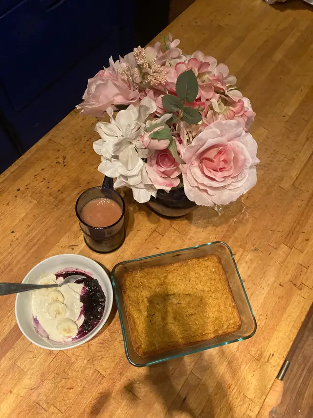 Today’s breakfast bread is .. vegan peach ! With blueberry and banana and vegan yogurt! Have a great Monday 