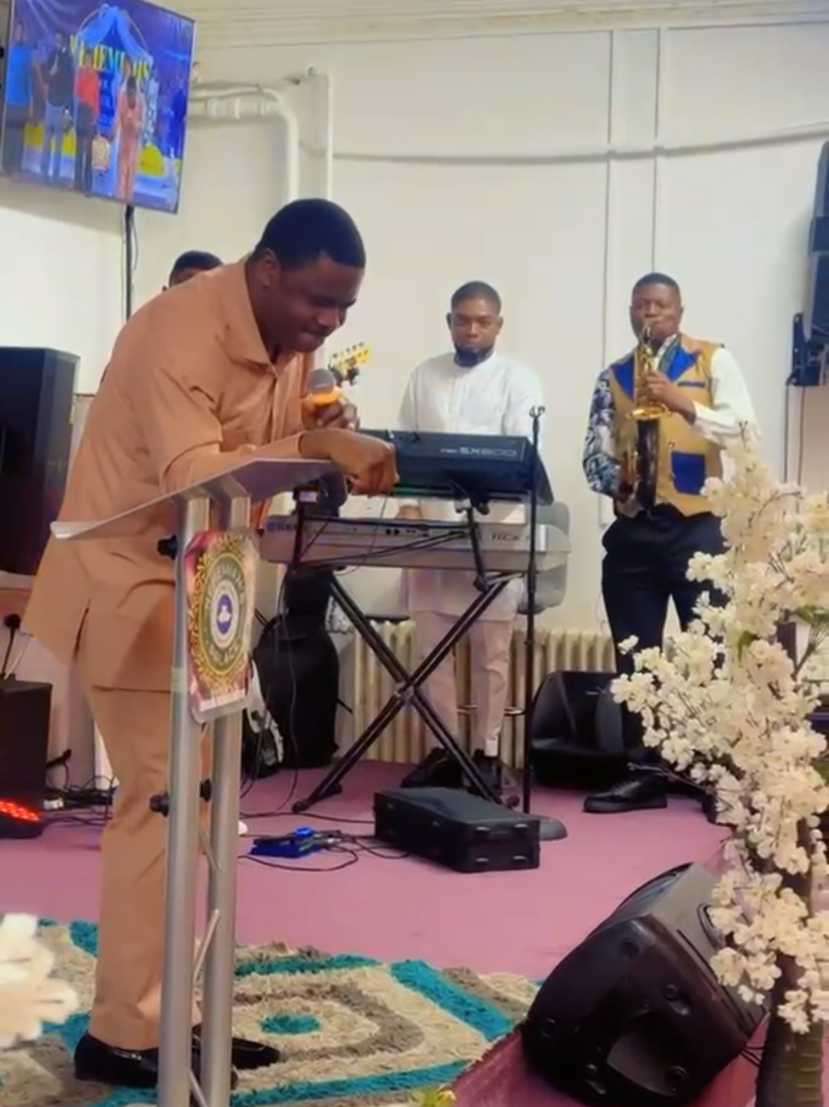Mo ri o loju ija( I see you fighting for me) Mo ri o lenu ise( I see you at work in my life) Mo ri o ni gbogbo ona( I see you in every areas of my life) Mo ri o lojo ogun le( I see you when the going was tough) Thank Him(God) for the journey so far.  N.B- I do not own the copyright to this song, if you know the writer of this song, please tag them🙏 #yorubatiktok #gratitude #gospel #fypppppppppppppp 