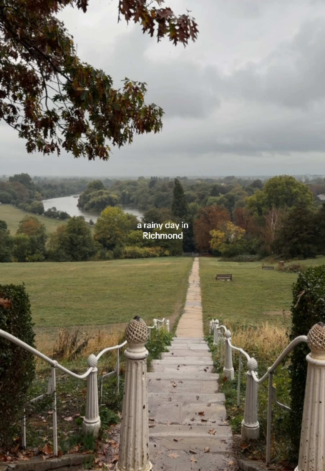 London in the rain is always a mood 🍂🌧️ 📍Richmond Hill 📍Brewers Lane 📍Holyhock cafe 📍Richmond Riverside 📍Danieli  📍The White Cross pub 📍Bramble & Moss #london #richmond #autumn 