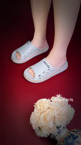 Lưu ý: Sản phẩm thực tế KHÔNG bao gồm charm/phụ kiện. Shop chỉ bán dép/giày/sandal – xem đúng phân loại trước khi đặt. không bao gồm Phụ kiện: miếng lót chân, vớ,... các chi tiết khác đi kèm tùy phiên bản có thể do shop tặng ngẫu nhiên hoặc do nhà sáng tạo nội dung phối thêm để minh hoạ , không bao gồm toàn bộ chi tiết trong video . Xem chi tiết tại shop phân loại. 