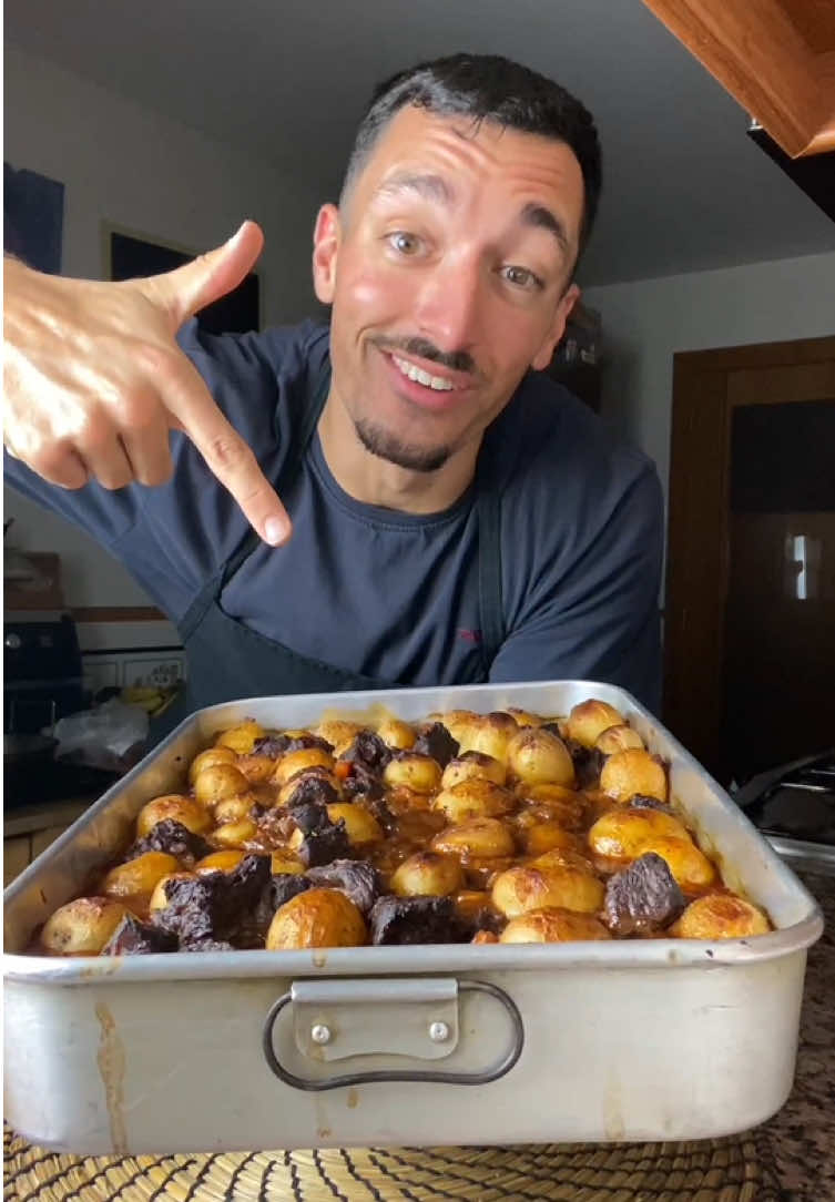 VITELA NO FORNO 🇵🇹 (ALaSanti) INGREDIENTES: - Azeite qb - 3 cenouras - 3 talos de aipo - 1 cebola - 2 folhas de louro  - Sal qb - Pimenta preta qb - 6 dentes de alho - 1 malagueta vermelha  - 350g de polpa de tomate - 400ml de vinho tinto - 2kg de carne do acém aos cubos - 1,5kg de batatas para assar PREPARAÇÃO  - Começar por temperar a carne com sal e pimenta preta e reservar. Levar um tacho ao lume com um fio de azeite bem generoso. Adicionar a cenoura, o aipo e a cebola picados, as folhas de louro e temperar com sal e pimenta preta. Deixar cozinhar por 10/15m. De seguida adicionar o alho e a malagueta laminados. Cozinhar mais 5m. Adicionar a polpa de tomate e misturar com os restantes ingredientes. Passados 5m, adicionar o vinho tinto ao tacho e misturar. Adicionar a carne e envolver a mesma com o molho. Se necessário, adicionar água até o molho cobrir por completo a carne. Deixar cozinhar em lume médio baixo por 2h com o tacho semi tapado. Entretanto adicionar as batatas a um tacho, cobrir com água e temperar com bastante sal. Levar ao lume alto. Assim que começar a ferver, baixar um pouco o lume, e contar 20m. Retirar as batatas do tacho e reservar. Preaquecer o forno a 200graus. Após as 2h a cozinhar a carne, retirar a carne do tacho, sem o molho, e dispor num tabuleiro. De seguida adicionar as batatas entre os nacos de carne. Por fim regar tudo com o molho. Levar ao forno durante 30m para deixar tudo mais tostadinho por cima. Retirar do forno e servir de imediato com uma sala de alface, por exemplo. BOM APETITE!!!! #fyp #cozinhar #vitelaassada #portuguesecooking #omeufilhodominanacozinha  @ritapatriicia 