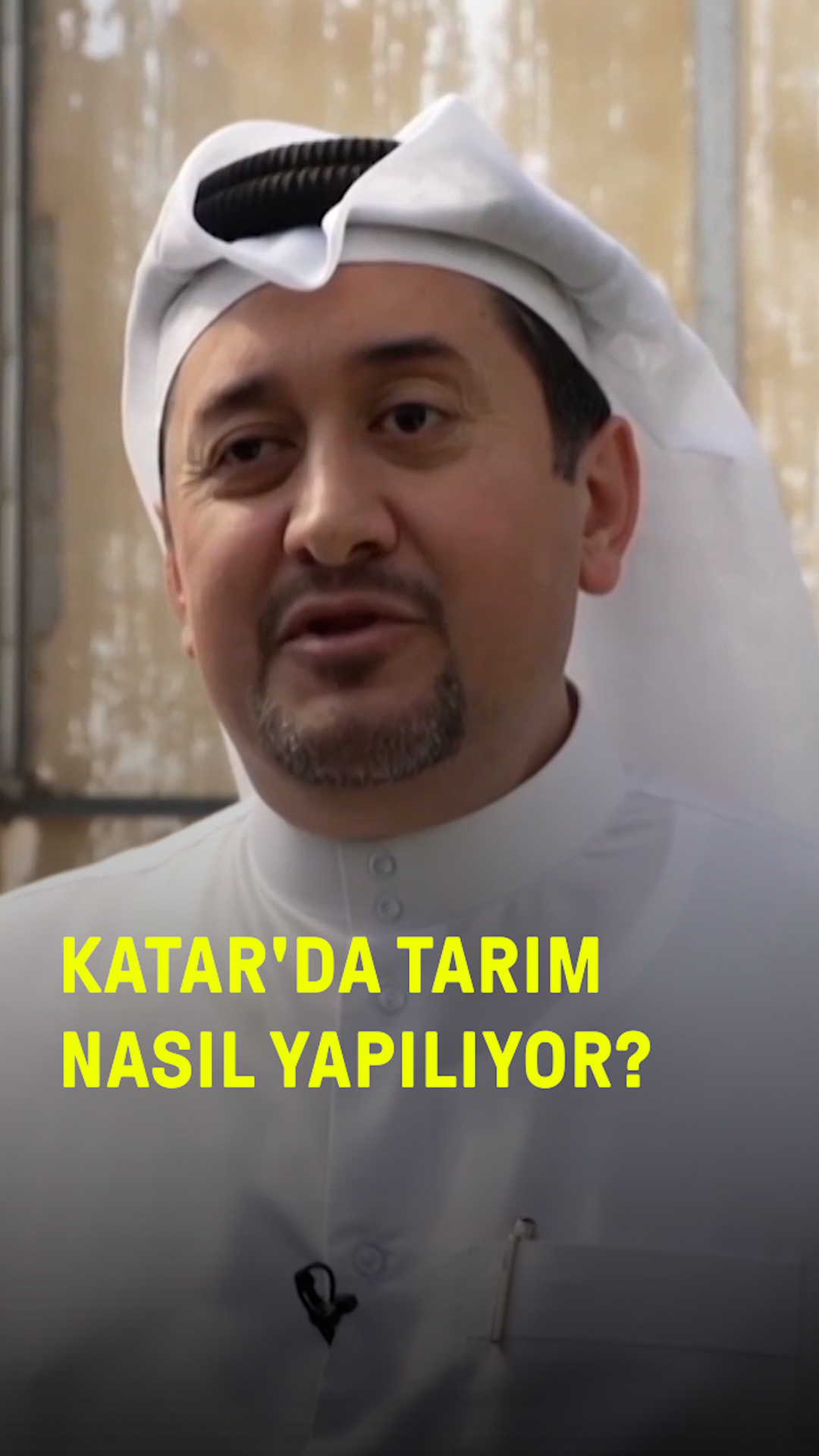 Bir ambargo bu ülkeyi nasıl değiştirdi? 2017'de komşuları tarafından izole edilen Katar, o gün yaşadığı krizin bir daha tekrarlanmaması için harekete geçti. O dönemde gıda ihtiyacının yaklaşık yüzde 90'ını ithal eden ülke, dışa bağımlılığını azaltmak amacıyla yerli üretime yatırım yaptı ve stratejik rezervlerini artırdı. Aradan geçen yıllarda çölün ortasında tarım yapılan tesisler kuruldu, topraksız ve dikey tarım yöntemleri yaygınlaştı. Şubat sonunda ABD ve İsrail'in İran'a yönelik saldırılarıyla tırmanan gerilim ise Katar'ın güvenlik kaygılarını yeniden gündeme getirdi. Peki 2017 Katar ambargosu neden uygulandı? Katar, gıda krizine karşı nasıl önlemler aldı? Bir ambargo, bir ülkenin üretim ve tüketim alışkanlıklarını ne kadar değiştirebilir? Tamamı +90 YouTube kanalında. #katar