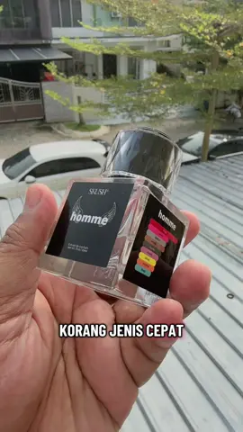 Bau padu auto yakin! SKUSH Homme ni ada sentuhan 'spicy-fresh' yang tahan lama & memikat. Sesuai gila pakai harian/office. Tekan beg kuning! 🔥💼 #skushperfume #skushhomme #skushperfumeviral #skush #livehighlights 