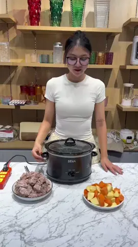🍲✨ NỒI NẤU CHẬM SEKA SK400L – BỮA ĂN NGON LÀNH, NHÀN TÊNH MỖI NGÀY Chỉ cần chuẩn bị nguyên liệu, chọn chế độ nấu rồi đi làm, khi trở về nhà đã có sẵn nồi cháo, nồi hầm thơm ngon nóng hổi chờ cả gia đình. 💖 Một chiếc nồi nhưng có tới 3 chế độ sử dụng: 🔥 LOW – Nấu chậm: Hầm thịt, nấu súp, hầm xương… giúp món ăn đậm đà, thơm ngon. 🔥 HIGH – Nấu nhanh: Phù hợp các món cần thời gian chế biến nhanh hơn như thịt hầm, sốt, cà ri. 🔥 WARM – Giữ ấm: Món ăn luôn nóng và sẵn sàng phục vụ. ✨ Thông số nổi bật: • Dung tích: 4.0L • Công suất: 180W • Điện áp: 220–240V / 50Hz • Model: SK400L • Bảo hành 3 năm 💡 Dung tích 4L phù hợp cho gia đình, quán ăn nhỏ, người bận rộn muốn chuẩn bị món hầm, súp… tiện lợi hơn. ✨ Nấu chậm ở nhiệt độ ổn định, giúp món ăn đậm đà tự nhiên ✨ Phù hợp nấu cháo, hầm xương, hầm gà, kho thịt và các món dinh dưỡng ✨ Lòng nồi gốm sứ tráng men cao cấp, dễ vệ sinh ✨ Hạn chế ám mùi thực phẩm sau khi sử dụng ✨ Tiết kiệm điện năng, vận hành an toàn ✨ Không cần đứng canh bếp, tiết kiệm thời gian mỗi ngày 🏡 Một chiếc nồi lý tưởng cho gia đình có trẻ nhỏ, người lớn tuổi hoặc những ai yêu thích các món ăn hầm mềm, giàu dinh dưỡng.