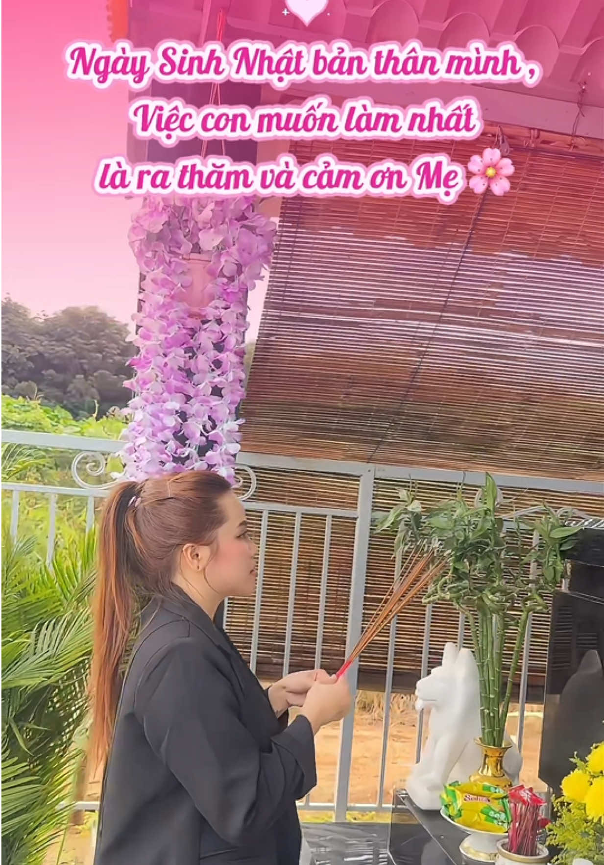 Sinh nhật con, nhưng tất cả lòng biết ơn và yêu thương hôm nay con xin dành cho mẹ ❤️ ... Mẹ ơi! sinh nhật con đến rồi , nhưng người con muốn cảm ơn nhất lại chính là mẹ ❤️ Năm sinh nhật đầu tiên con không còn mẹ 🌻     Cảm ơn mẹ đã trải qua bao đau đớn, vượt qua cửa sinh để đưa con đến với cuộc đời này. Cảm ơn mẹ đã sinh ra con, nuôi con khôn lớn, yêu thương, che chở và an ủi con mỗi khi buồn tủi ... #Nhomenhieulam #myhoakontum 