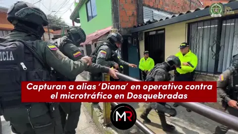 🚔 Capturan a alias ‘Diana’ en operativo contra el microtráfico en Dosquebradas Un allanamiento en el barrio Los Guamos, en Dosquebradas, Risaralda, terminó con la captura en flagrancia de una mujer conocida como alias ‘Diana’, señalada de presuntamente almacenar y comercializar estupefacientes en los sectores de Los Pinos y Los Guamos. De acuerdo con la Policía Nacional, el operativo se realizó en coordinación con el CTI de la Fiscalía. Durante el procedimiento fueron incautadas más de 100 dosis de estupefacientes, tres libras de marihuana, $450.000 en efectivo y 22 cartuchos de diferentes calibres. Las autoridades señalaron que el procedimiento hace parte de las acciones contra el tráfico local de drogas en el área metropolitana de Pereira. #Dosquebradas #Risaralda #Microtráfico #PolicíaNacional #Seguridad 