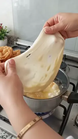 حلوة زمان حلوة الغراف مقرمشة والمداق رهيب😋 نص كيلو دقيق  ملعقة ملح فاني  بيضة  ملعقة زبدة  ملعقة خميرة الحلوى  ملعقة خل  ملعقة سكر  كاس ونص ماء  زيت القلي وتزين بالسكر الناعم #أكل #أكلات #طبخ #مطبخ #وصفة 