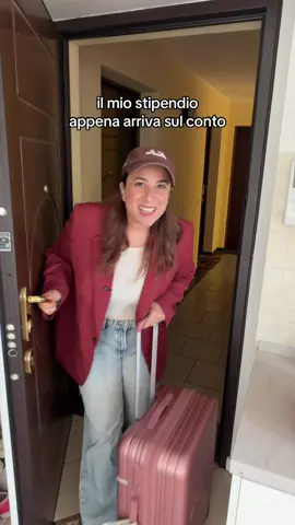 Eccolo!  Almeno si è fatto vedere! Ciao stipendio al mese prossimo  #ironia #stipendio #lavoro 
