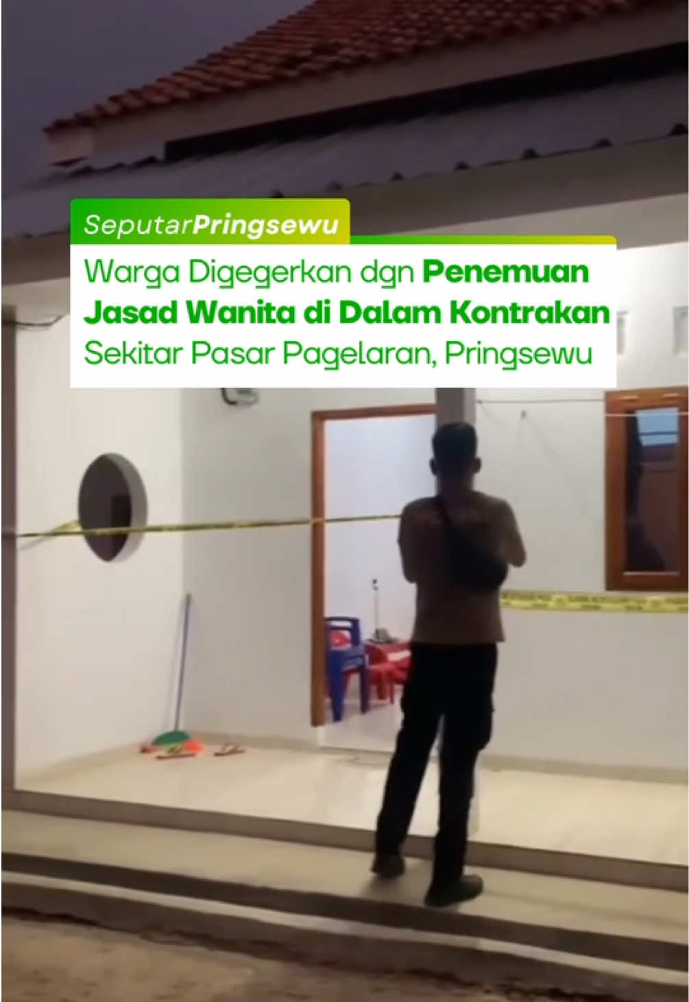 Warga sekitar Pasar Pagelaran, tepatnya di Pekon Panutan, Kecamatan Pagelaran, Kabupaten Pringsewu, digegerkan dengan penemuan seorang perempuan yang telah meninggal dunia di dalam rumah kontrakannya, Selasa (13/10/2026) sekitar pukul 17.30 WIB. Korban diketahui bernama Zuraidah (56), perempuan kelahiran Binjai, 21 Desember 1969, yang selama ini tinggal seorang diri di kontrakan tersebut. Penemuan bermula dari kecurigaan seorang warga yang mencium bau tidak sedap dari arah kontrakan sejak Jumat (09/10/2026). Saksi kemudian mengajak sejumlah tetangga untuk mencari sumber bau tersebut. Merasa ada yang tidak beres, warga menghubungi keluarga korban di Kecamatan Pugung, pemilik kontrakan, serta pihak kepolisian. Setelah seluruh pihak tiba, pintu kontrakan dibuka untuk dilakukan pemeriksaan. Korban kemudian ditemukan sudah dalam kondisi meninggal dunia dan diperkirakan telah beberapa waktu berada di dalam rumah. Berdasarkan informasi pemeriksaan medis dari RSUD Pringsewu, tidak ditemukan tanda luka yang mengarah pada dugaan tindak pidana. Dari informasi yang dihimpun, korban diketahui memiliki riwayat penyakit jantung. Korban berstatus janda dan tinggal sendiri, sementara anak-anaknya berada di Jakarta. Jenazah korban kini telah diserahkan kepada pihak keluarga di Tamansari, Pekon Kuncang, Kecamatan Pugung, Kabupaten Tanggamus, dan direncanakan dimakamkan malam ini di TPU Pekon Tanjung Agung. Video: Pawon Mak Sogirah ✅Follow @seputarpringsewu untuk Update info Seputar Pringsewu Lampung! #SeputarPringsewu #Pringsewu #Pagelaran #PenemuanJenazah #BeritaLampung