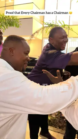 Hahaha See vibes wey dey give joy😀  What is this Ezege energy giving with @phynofino and his men? . @vintagedeluxeinteriors  @nedokonkwo  @cubana_chiefpriest  . You can see more highlights from this outing here @therayztv and follow for more premium lifestyle and event updates  . #NoTherayztvNoHighlights #Therayztv #Lagos