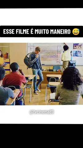 🎬 ESSE FILME É MUITO MANEIRO! 😄   Sabe aquela sensação de chegar num lugar novo, onde você não conhece ninguém, e de repente todos os olhos viram pra você? Todo mundo olhando, você sem saber onde sentar, coração acelerando um pouquinho… é assim que ele se sente. Mas é também o começo de uma história nova, de aventuras que ainda vão acontecer e de amigos que ele ainda vai fazer. 🌟   Quem nunca passou por isso sabe exatamente como é. Um momento que parece pequeno, mas é o início de tudo! 💛   Assiste e se divirta! 👇🔥    #AlunoNovo #FilmeManeiro #CenaEngracada #ComecoDeTudo #HistoriaNova 