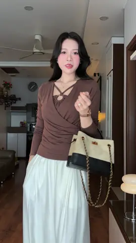 Áo cổ yếm khiến phom thun quen thuộc trở nên sắc nét #aocoyem #aothundaitay #xuhuong