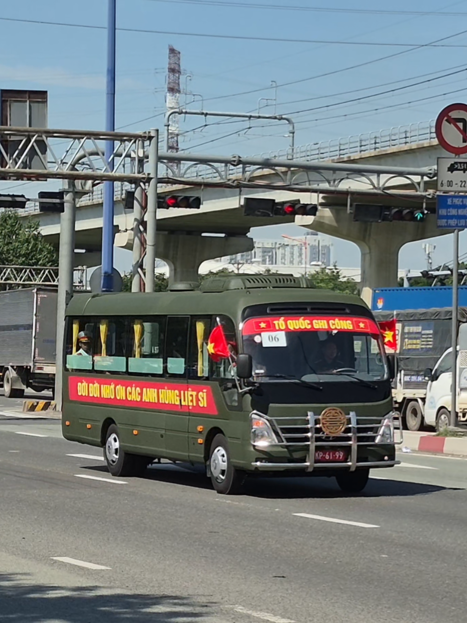 Đoàn xe đầu tiên đưa hài cốt 731 liệt sĩ rời Công viên văn hóa Lê Thị Riêng về Nghĩa trang Liệt sĩ TP.HCM cùng Đoàn có Thủ tướng Lê Minh Hưng và các lãnh đạo TW #xuhuong #viral #csgt #news #tphcm 