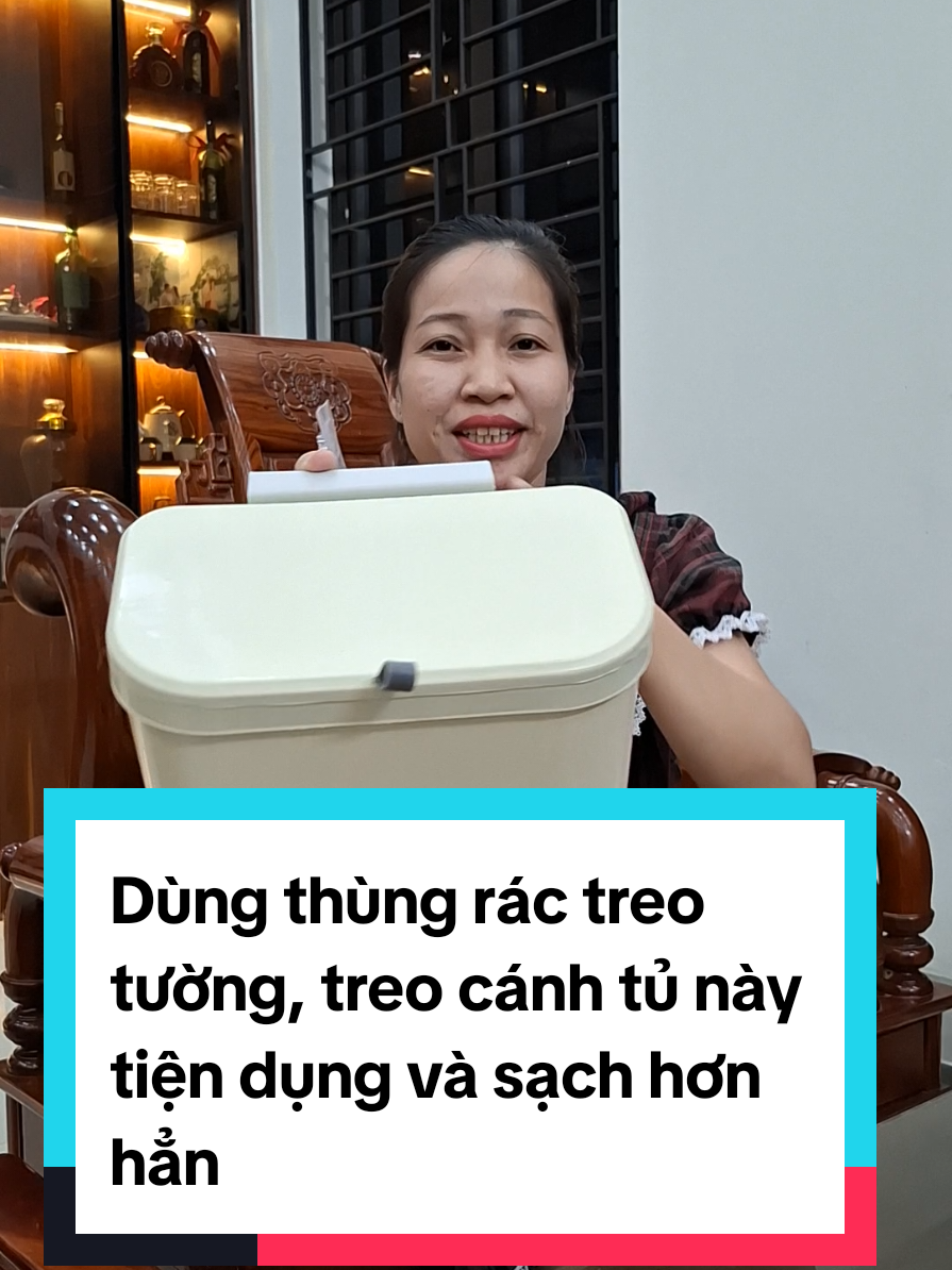​Bếp nhỏ hẹp? Treo thùng rác lên để lấy lại diện tích! #vutuyen36 #giadungtienich #thungractreotubep #thungractreotuong #thungrac 