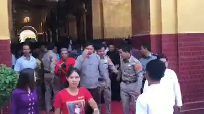 မဟာမုနိ ဘုရားကြီးဂေါပကအဖွဲ့ကတောင် လိုက်မေးပြီး အလျော်ပေးခဲ့ရတဲ့အထိ ကြိတ်ကြိတ်တိုးခဲ့တဲ့ အမေစုရဲ့ ဘုရားဖူးခရီးစဉ်လေ။  ၂၀၁၈ ဩဂုတ် ၁၂ ရက်နေ့တုန်းက နိုင်ငံတော်၏အတိုင်ပင်ခံပုဂ္ဂိုလ် အမေ ဒေါ်အောင်ဆန်းစုကြည်ဟာ မန္တလေး မဟာမုနိရုပ်ရှင်တော်မြတ်ကြီးကို သွားရောက်ဖူးမြှော် ကြည်ညိုခဲ့ပါတယ်။ အမေစု လာဖူးမယ်ဆိုတဲ့ သတင်း ပျံ့သွားတဲ့နောက်မှာတော့ မဟာမုနိရင်ပြင်တခုလုံး လူပင်လယ်ဖွေးဖွေးလှုပ်သွားပါတော့တယ်။  အလုအယက် လာရောက် နှုတ်ဆက်ကြတဲ့ ပြည်သူတွေ သိပ်များတော့ အချင်းချင်းတိုးဝှေ့မိကြပြီး အရှေ့ဘက်စောင်းတန်းက နိဗ္ဗာန်ကုန်အရောင်းဆိုင်နှစ်ဆိုင်မှာ တင်ထားတဲ့ ကုန်ပစ္စည်းတချို့ ပျက်စီးဆုံးရှုံးခဲ့ရတဲ့အထိပါပဲ။ ဆိုင်ခန်းနှစ်ခန်းရှေ့မှာ ခင်းကျင်းထားတဲ့ နိဗ္ဗာန်ကုန်ပစ္စည်းတချို့နဲ့ မှန်ချပ်နှစ်ချပ် ကျကွဲတဲ့အသံကို အမေ ဒေါ်အောင်ဆန်းစုကြည်ကလည်း ကြားတဲ့အတွက် ပျက်စီးဆုံးရှုံးမှုတွေ ရှိခဲ့ရင် သူ့အနေနဲ့ ပြန်လျော်ပေးပါ့မယ်ဆိုတဲ့အကြောင်း ပြောခဲ့ပါတယ်။ အမေစု၊ ဆရာဇော်နဲ့ အဖွဲ့တွေ နေ့လည်ပိုင်း မန္တလေးတက္ကသိုလ်ထဲက စကားဝိုင်းအပြီး မန္တလေးမြို့ထဲက လက်ဖက်ရည်ဆိုင်မှာ နေ့လည်စာစားကြတော့ အမေစုက သူ့ကြောင့် အခုလိုမျိုး နစ်နာပျက်စီးတဲ့အပေါ် ဆိုင်ရှင်တွေ အတွက် စိတ်မကောင်းဖြစ်မိတဲ့အကြောင်း ဆရာဇော်က ပြောပေးပါလို့ မှာခဲ့ပါတယ်။ အမေစု ခရီးစဉ်အပြီး နောက်ရက်မှာတော့ ဆရာဇော်က ဂေါပကအဖွဲ့ကို ချိတ်ဆက်အကြောင်းကြားခဲ့ပြီး ဂေါပကအဖွဲ့က အရှေ့ဘက်စောင်းတန်းက ဆိုင်ခန်းရှင်တွေ ပျက်စီးမှုများရှိ၊ မရှိ တစ်ဆိုင်ချင်း လိုက်လံမေးမြန်းခဲ့ပါတယ်။ မှန်နှစ်ချပ်၊ သပိတ်အသေးနှစ်လုံးနဲ့ ဥာဏ်တော်နှစ်လက်မခွဲရှိ ဆင်းတုတော်သုံးဆူတို့အတွက် ကာလတန်ဖိုးအတိုင်း ပေးလျော်ခဲ့ပါတယ်။ ဆိုင်ရှင်တွေက အမေလာတာကိုပဲ အတိုင်းမသိအောင် ဝမ်းသာပျော်ရွှင်ကြောင်းနဲ့ လျော်ကြေးငွေ လက်မခံလိုကြောင်း တောင်းဆိုခဲ့ကြပါတယ်။ 