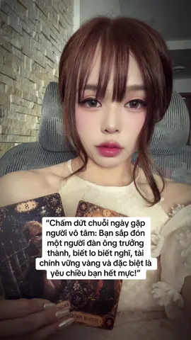 “Chấm dứt chuỗi ngày gặp người vô tâm: Bạn sắp đón một người đàn ông trưởng thành, biết lo biết nghĩ, tài chính vững vàng và đặc biệt là yêu chiều bạn hết mực!” Trải bài lần này mang năng lượng rất đẹp về cả tình duyên lẫn tiền bạc. Kathy thấy bạn đang bước vào giai đoạn không còn phải đánh đổi sự bình yên để có được tình yêu. 1. Chấm dứt những mối quan hệ khiến bạn tổn thương Trước đây, có thể bạn từng gặp những người chỉ giỏi hứa hẹn, lúc nóng lúc lạnh, khiến bạn phải liên tục tự hỏi mình có thực sự được yêu thương hay không. Nhưng lần này, năng lượng tình cảm đang thay đổi. Bạn bắt đầu thu hút những người trưởng thành hơn, có trách nhiệm và biết trân trọng sự chân thành. 2. Một người đàn ông có điều kiện đang tiến đến Hình ảnh King of Pentacles cho thấy người này có xu hướng ổn định về sự nghiệp, biết quản lý tài chính và có định hướng tương lai rõ ràng. Họ có thể lớn tuổi hơn bạn hoặc đơn giản là rất chín chắn trong suy nghĩ. Không nhất thiết phải là đại gia, nhưng đây là kiểu đàn ông có năng lực kiếm tiền và không ngại đầu tư cho người mình yêu. 3. Yêu bạn bằng hành động chứ không phải lời nói Người này có thể không quá giỏi nói những câu ngọt ngào, nhưng lại cực kỳ tinh tế. Bạn mệt, họ quan tâm. Bạn gặp khó khăn, họ tìm cách hỗ trợ. Bạn có chuyện buồn, họ dành thời gian lắng nghe. Đặc biệt, họ không thích những mối quan hệ mập mờ. Khi xác định tình cảm, họ muốn cả hai có danh phận và kế hoạch lâu dài. 4. Tài vận cũng có dấu hiệu khởi sắc Trải bài còn gợi ý những cơ hội gia tăng thu nhập, công việc thuận lợi hoặc gặp được người có kinh nghiệm giúp bạn phát triển. Tiền bạc không nhất thiết đến bất ngờ, mà có thể là thành quả từ những nỗ lực trước đây. Bạn cũng đang học được cách giữ tiền, lựa chọn cơ hội tốt và tránh để lòng tốt bị lợi dụng. 5. Một mối quan hệ vừa có tình yêu vừa có tương lai Điểm đặc biệt của trải bài là sự kết hợp giữa cảm xúc và tính ổn định. Hai người có khả năng cùng nhau xây dựng cuộc sống đủ đầy, hỗ trợ sự nghiệp của nhau và hướng tới những mục tiêu chung. Đây không phải kiểu tình yêu chỉ đẹp lúc mới bắt đầu, mà có tiềm năng càng đồng hành càng gắn bó. 6. Điều bất ngờ nhất là bạn không còn phải cố gắng để được chọn Bạn không cần chạy theo, chứng minh giá trị hay liên tục nhún nhường để giữ một người ở lại. Người phù hợp sẽ chủ động thể hiện sự nghiêm túc và khiến bạn cảm nhận được vị trí của mình thông qua hành động nhất quán. Tarot chốt: Bạn đang có cơ hội bước sang một chương mới: tình yêu tử tế hơn, tài chính ổn định hơn và cuộc sống bình yên hơn. Người đến sau chưa chắc đến muộn. Có khi họ xuất hiện đúng lúc bạn đã biết mình xứng đáng với điều gì. Nếu muốn Kathy xem sâu chân dung người yêu tương lai, hoàn cảnh gặp gỡ, tài chính và thời điểm xuất hiện, nhắn Kathy: “Xem duyên lành”.