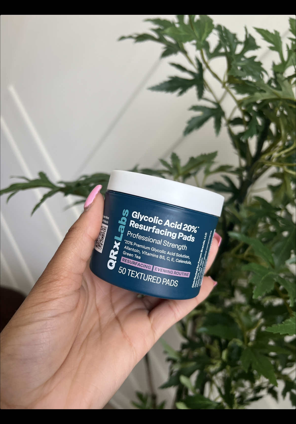 The best skincare hack you’ll try this week. These exfoliating pads don’t dry my skin out and using them on rough spots like elbows is next level. Go try out the @QRx Labs pads! #QRxLabsPartner 