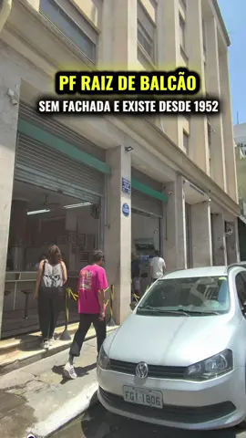 PF raiz na República, em São Paulo, que existe desde 1952! 🤯🍛 Aqui é daquele jeito: você senta no balcão, pede sua comida, come bem e, em cerca de 15 minutinhos, já está de barriga cheia e pronto pra voltar à correria do dia a dia! Comida caseira, atendimento rápido e aquele clima de boteco antigo que São Paulo não pode perder. 🇧🇷🔥 📍 Leiteira Ita — Rua do Boticário, 31, República, São Paulo. Você encararia um PF raiz desses? 👇