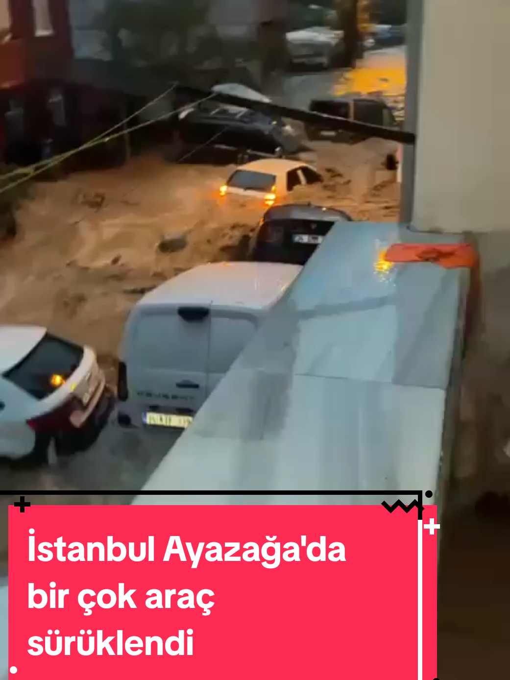 İstanbul Ayazağa'da etkili olan sağanağın ardından sel meydana geldi. Çok sayıda aracı su basarken sel sularına kapılan araçlar sürüklendi. #sel #sondakika #haber #istanbul #yağmur 
