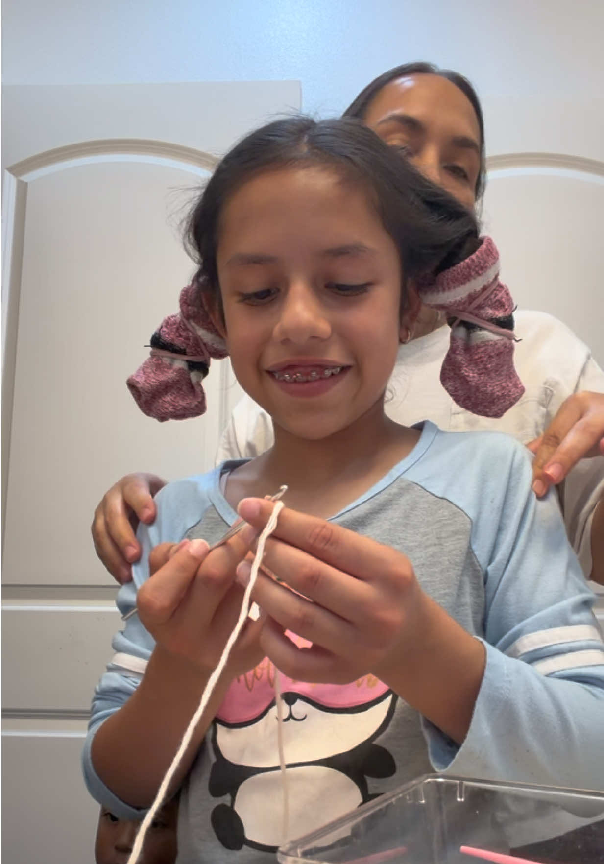 Tutorial decomo hacer rizos con calcetas 🧦 👩🏻‍🦱💕 #momlife #tutorial 