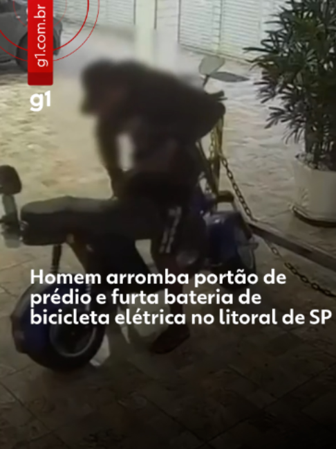 Furto - Um homem foi flagrado invadindo um prédio e furtando a bateria de uma bicicleta elétrica em Praia Grande, no litoral de São Paulo, nesta quarta-feira (14). Segundo o síndico, Desidério Nascimento, o prejuízo estimado foi de R$ 3,8 mil. Ninguém foi preso. O crime ocorreu na Rua Argentina, no bairro Guilhermina, durante a madrugada. Câmeras de monitoramento registraram o momento em que o suspeito forçou o portão até conseguir entrar no condomínio. Ele mexeu na moto, acessou a bateria e fugiu com o equipamento. O condomínio já foi alvo de outros crimes. Segundo o síndico, em fevereiro de 2025, suspeitos furtaram registros do hidrante de metal. Já em agosto de 2023, três bicicletas foram furtadas. Nascimento afirmou que as ações ocorreram de madrugada e que os criminosos não foram localizados. Procurada, a Secretaria de Segurança Pública de São Paulo (SSP-SP) informou que não localizou o registro sobre a ocorrência. Saiba mais no link do artigo. #g1 #crime #furto #bibicleta #g1santos #tiktoknotícias