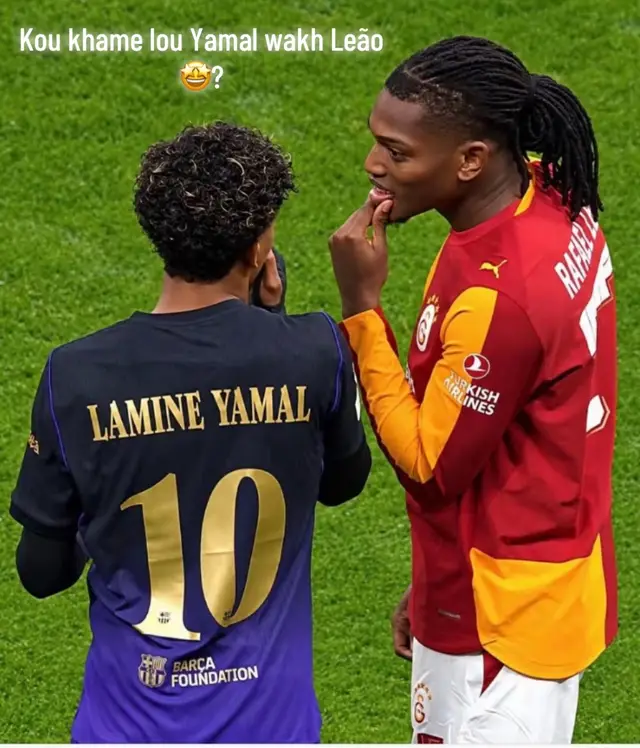 bon pour jouer au eFootball Pour être doué pour jouer au eFootball (adapté aux débutants à intermédiaires) : 🎮 1. Comprendre les bases du contrôle et de la transmission Ne pas sprinter trop souvent - rendre le contrôle du ballon mauvais. Utilisez la passe traversante (passe percée) lorsque l'attaquant a couru. Essayez le passage manuel pour rendre l'appât plus précis. Lors de la défense, n'appuyez pas simplement sur (appuyez) continuer, maintenez la position en premier. balle laide. Utilisez la passe traversante (passe percée) lorsque l'attaquant a couru. Essayez le passage manuel pour rendre l'appât plus précis. Lors de la défense, n'appuyez pas simplement sur (appuyez) continuer, maintenez la position en premier. ⚽ 2. Choisissez une formation stable Bonne formation pour classé : 4-3-3 → adapté au jeu rapide et aux ailes actives. 4-2-1-3 → équilibre attaque et défense. 4-1-2-1-2 (diamant) → fort au milieu. Si vous aimez jouer au ballon court comme le FC Barcelone, utilisez une formation avec de nombreux milieux de terrain. 🧠 3. Définir le style de jeu de l'équipe Choisissez Contre rapide si vous aimez les contre-attaques rapides. Sélectionnez Possession Game si vous aimez tenir le ballon longtemps. Assurez-vous que le joueur correspond au style de jeu (vérifiez le niveau de style de jeu de l'équipe, essayez 90 +). 🔥 4. Améliorez et formez correctement les joueurs Concentrez-vous sur la mise à niveau vers la vitesse et la finition pour les grévistes. Sensibilisation défensive et tacle pour les défenseurs. Ne vous contentez pas de mettre à jour toutes les statistiques, ajustez la position. 🛡️ 5. Comment survivre en toute sécurité Utilisez des correspondances (ne glissez pas toujours). Fermez le chemin de passe, pas seulement pour chasser le ballon. Ne tirez pas tous les défenseurs hors de leur position. 🎯 6. Conseils supplémentaires pour monter rapidement en grade Jouer lorsque la connexion est stable (faible ping). Ne paniquez pas si vous concédez. Apprenez le schéma des adversaires (de nombreux spams passent).#lamineyamal #Rafaelleao 