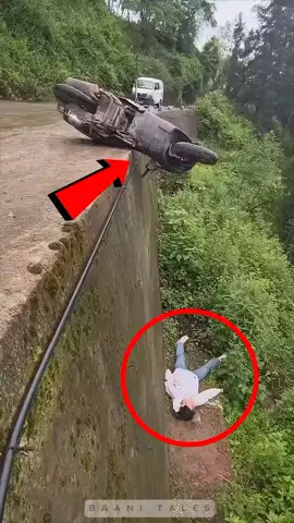 An injured woman is rescued by a kind man #helpingothers #spreadkindness #kindness #rescue 