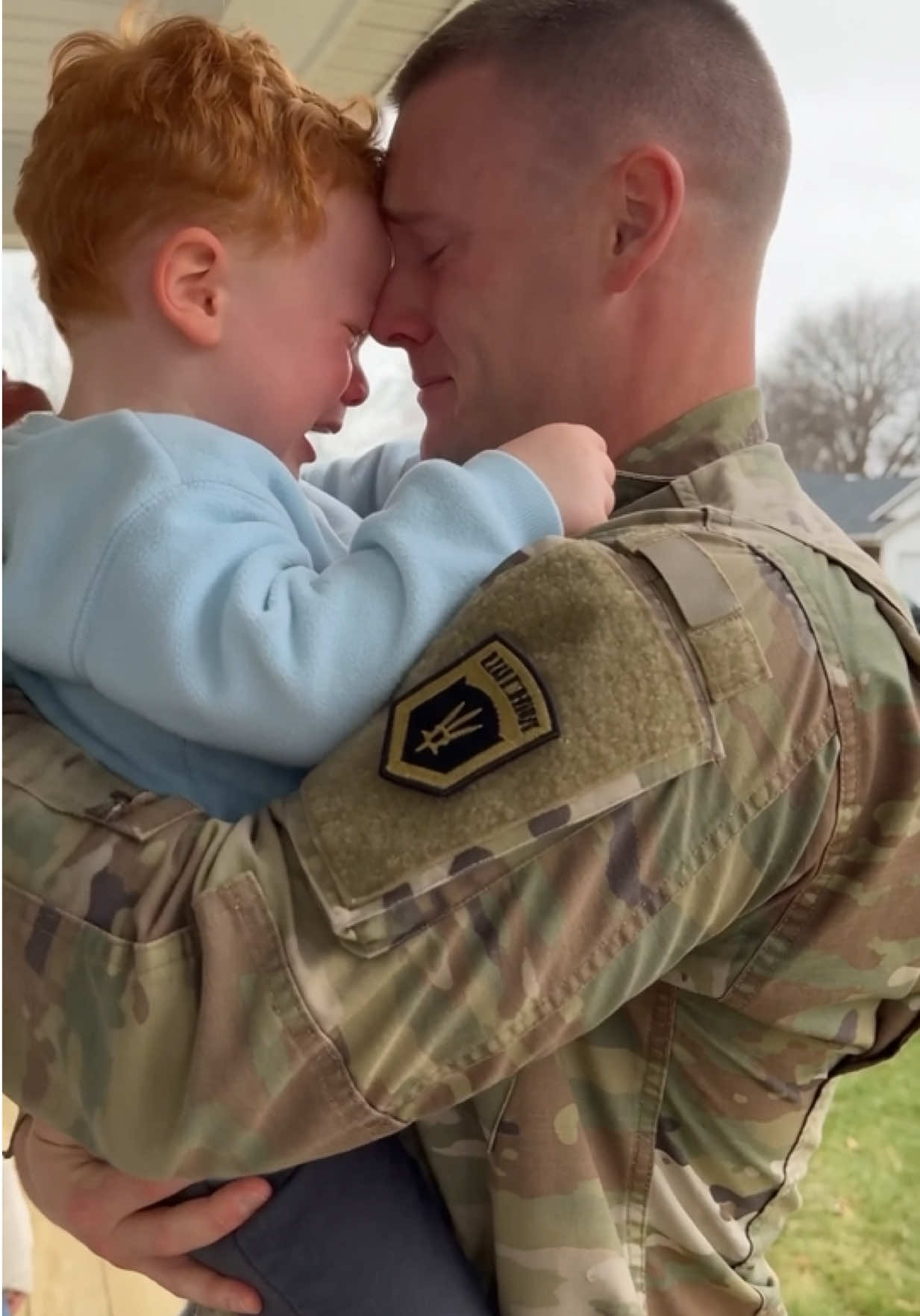 Little Boy’s Emotional Reunion With His Soldier Dad! 🇺🇸🥹❤️ #MilitaryHomecoming #SoldierDad #FatherAndSon #EmotionalReunion #militaryfamily 