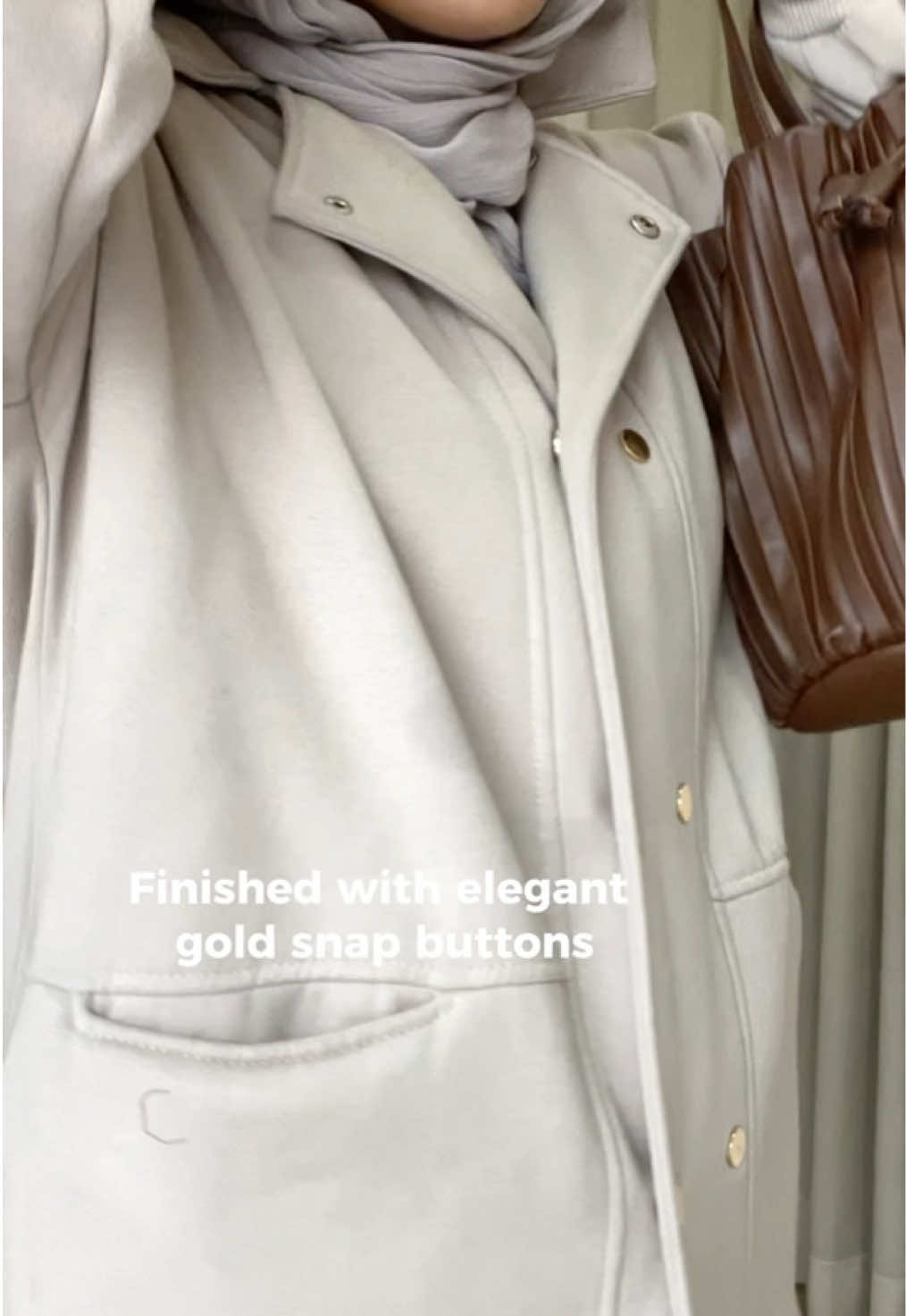 Your elegant companion for every journey ✨ Nayara hadir dengan desain klasik yang elegan, material Premium Fleece yang lembut dan hangat, serta detail hoodie dan saku fungsional yang bikin nyaman dipakai saat traveling maupun daily wear. Temukan Nayara di keranjang kuning ya, HJLadies! 🛒 #Hijacket #Nayara #HijacketLadies #ModestWear #OOTDHijacket