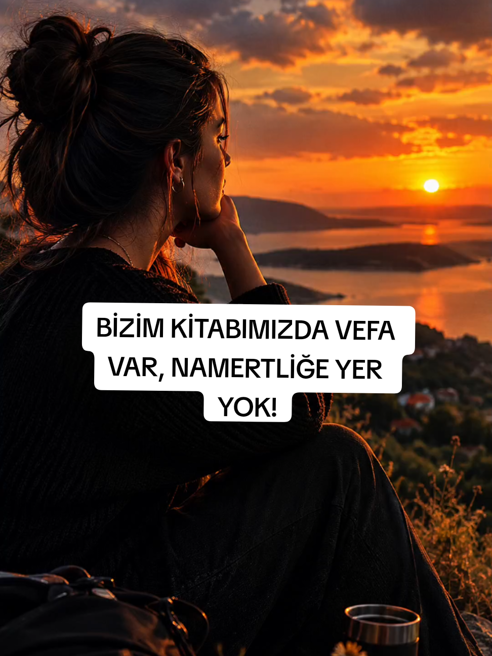 Herkesin yanında durmak zorunda değiliz ama yanımızda durana da sırtımızı dönmeyiz. Biz kimsenin rızkında, başarısında, mutluluğunda göz sahibi olmadık. Çünkü insanın gerçek zenginliği cebindekiler değil, karakteridir. Yüzümüze gülüp arkamızdan kuyu kazanlara değil, zor günümüzde elimizi bırakmayanlara değer verdik. Bizim kitabımızda vefa da var, merhamet de… Ama karakterimizden ödün vermek yok. Çünkü bazı insanlar değişmez; sadece kimin ne olduğunu daha iyi öğrenir. Herkes kendi karakterini yaşar, biz kendi duruşumuzu koruruz. 🖤 #Vefa #Karakter #HayatDersleri #Duruş #AnlamlıSözler 