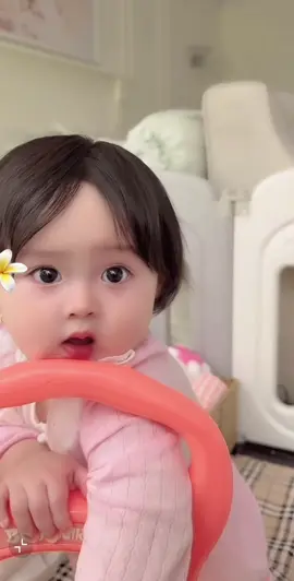 Người ta đang chơi mà mẹ hỏi hoài à 🥰#phuongle #vuluan #luongbinhthuyyen #videoviral #baby 