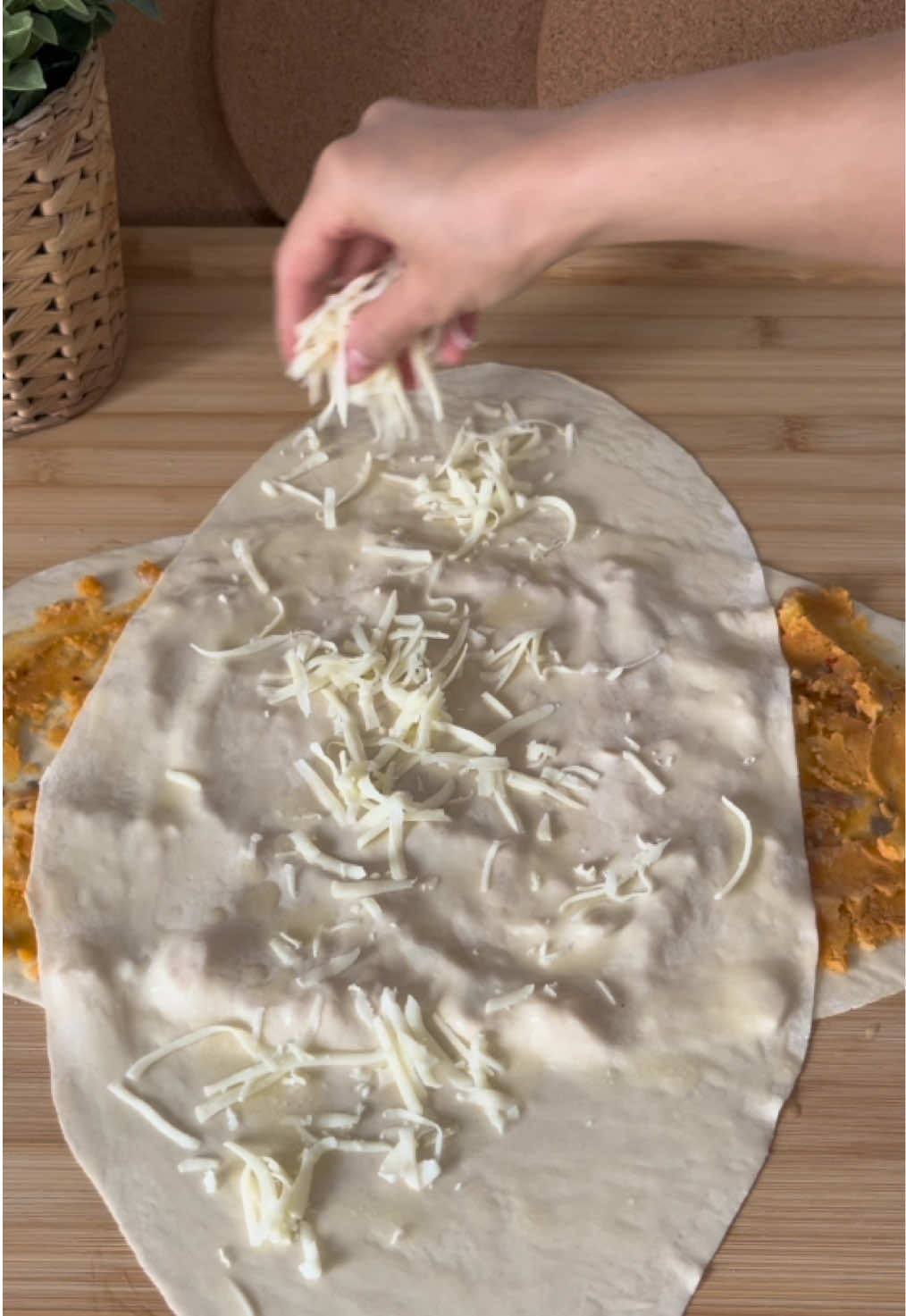 Pratik katlama yöntemiyle hazırladığım bu gözlemeler hem çok kolay hem de çok lezzetli! 😍 Tarifi kaydetmeyi unutmayın. 🤍 🫓 Patatesli Kaşarlı Gözleme Hamuru için: * 6 su bardağı un * 1 paket kuru maya * 1,5 tatlı kaşığı tuz * 1 yemek kaşığı yoğurt * 1 yemek kaşığı zeytinyağı * Ilık su (kontrollü ekleyin) İç harcı için: * 5 orta boy patates * 1 adet soğan * Salça * Tuz, karabiber, kimyon * Rendelenmiş kaşar peyniri Arası için: * Eritilmiş tereyağı Hazırlanışı: Un, maya, tuz, yoğurt ve zeytinyağını karıştırın. Ilık suyu kontrollü ekleyerek yumuşak bir hamur yoğurun. Üzerini kapatıp mayalanmaya bırakın. Patatesleri haşlayıp ezin. Soğanı kavurun, salçayı ekleyin. Patatesleri ve baharatları ilave edip karıştırın. Hamurdan bezeler alıp ince şekilde açın. Üzerine eritilmiş tereyağı sürüp patatesli harcı yayın. Diğer açtığınız hamuru artı şeklinde üzerine yerleştirin. Tekrar tereyağı sürüp rendelenmiş kaşar ekleyin. Videodaki gibi pratikçe katlayıp gözleme şeklini verin. Yağladığınız tavada iki tarafı da güzelce kızarana kadar pişirin.  #gözleme #tarif #keşfet #yummy #viralvideo 
