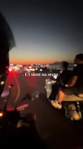 A volte, quando vuoi bene a qualcuno, finisci per dubitare persino dei tuoi bisogni. Ti chiedi se desiderare una parola affettuosa sia pretendere troppo, se cercare un abbraccio significhi essere fragile. Così impari a chiedere meno, a giustificare i silenzi, a tenere per te ciò che ti manca. #geolier  La parte più dolorosa è cercare conforto proprio nella persona che ti fa stare male. Aspetti un gesto e, quando arriva, provi un sollievo così grande da dimenticare quanto hai aspettato. Ma poi torni a sentirti solo, anche in sua presenza. #tuttoepossibile  Voler bene a qualcuno richiede attenzione,accorgersi di ciò che prova, ascoltare anche quello che fatica a dice, assumersi la responsabilità dei propri comportamenti. Nessuno può rispondere sempre a ogni bisogno dell’altro, ma una relazione dovrebbe lasciare spazio ai sentimenti di entrambi. #attoII Arriva il momento di chiederti quanto di te stai mettendo da parte pur di restare. Puoi amare una persona e riconoscere che quel rapporto ti ferisce. Puoi comprenderne le difficoltà senza continuare a giustificare tutto. #lazza  Meriti di poter esprimere affetto senza vergognartene, di fare una domanda senza temere il silenzio, di sentirti accolto. E riconoscerlo è già un modo per ricominciare ad avere cura di te. #napoli 