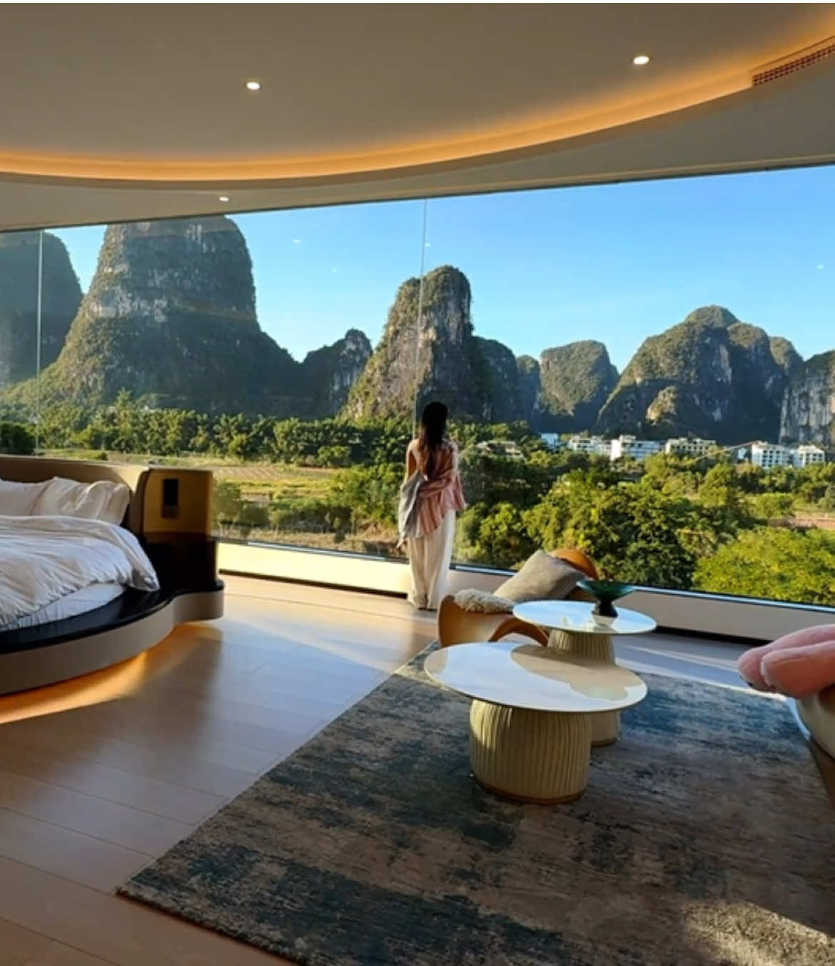 Standing here, you finally understand what “a full view” means.☺️ #chinatravel #guilin #luxuryhotel #roomwithaview 