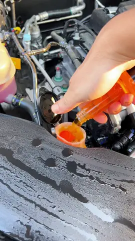 The oil film on the glass can easily lead to dangerous driving during heavy rainstorms and at night #CarClean #Windshield #oilfilmcleaner #tiktok#dangerous