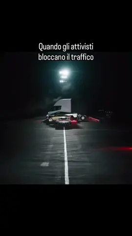 Quando gli attivisti bloccano il traffico, ma tu sei nella tesla roadster volante 😂
