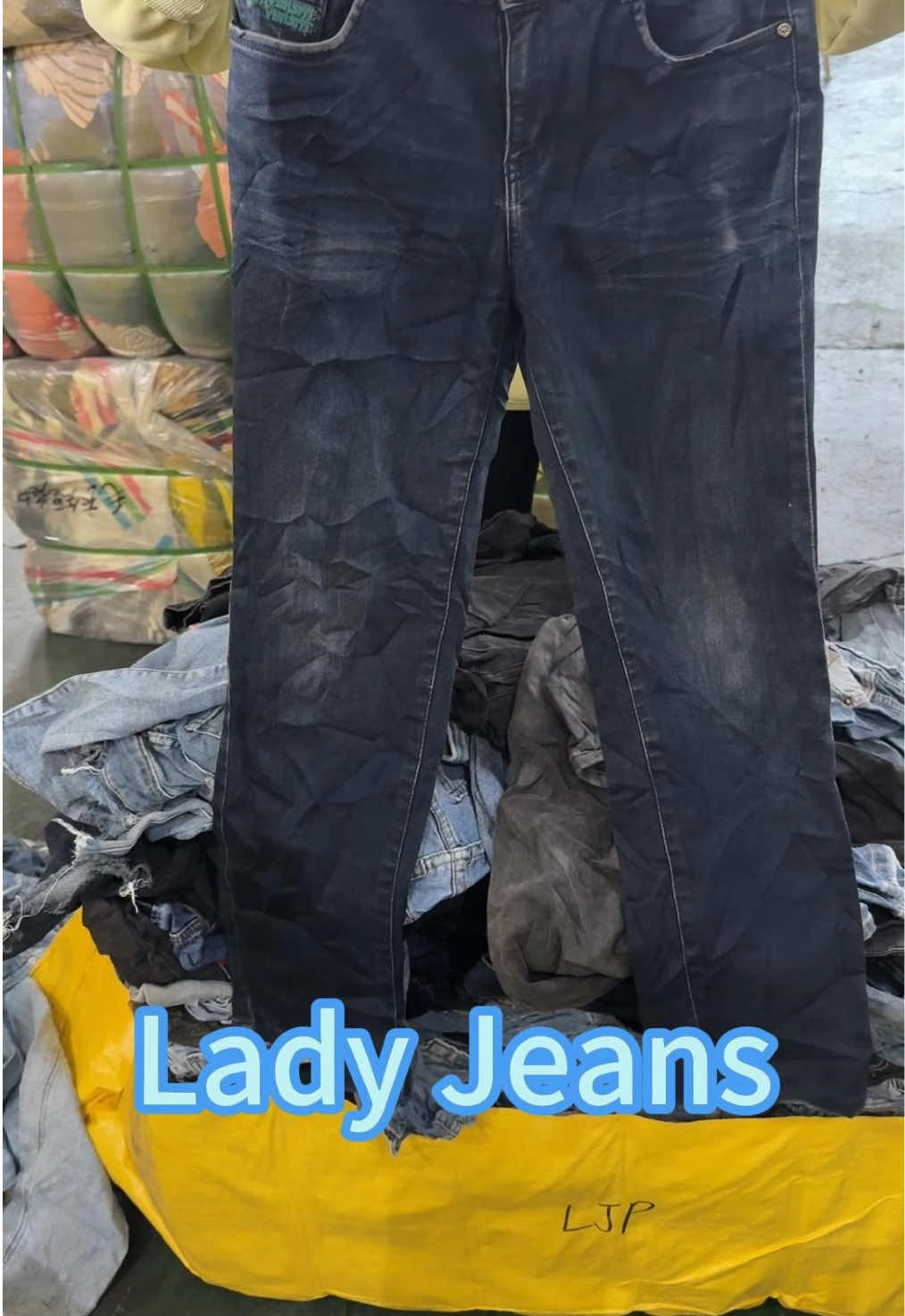 A good product can make your sales twice as efficient. A market values not only the appearance of the product, but also its quality. Today, I will shoot a video to show you our product. If you are interested in this, please contact me. I will also showcase more products and my daily work in videos. Please follow me! #usedclothes #secondhandclothes #chinafactory #export #wholesale