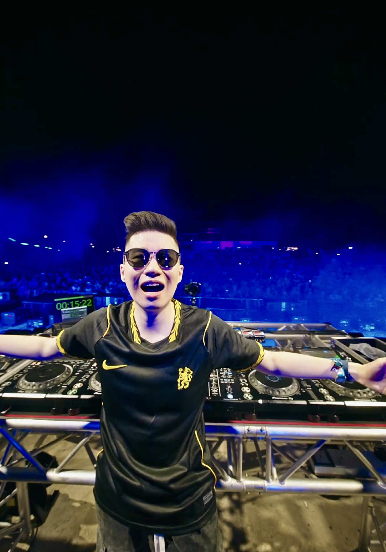 The crowd definitely didn’t expect the drop to hit this hard 🫨 #djremix #rave #techno 