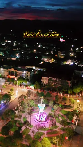 🌙 Hoài Ân về đêm – đẹp dịu dàng và lung linh! ✨ Thị trấn Tăng Bạt Hổ xưa, nay là xã Hoài Ân, khi lên đèn lại khoác lên mình một vẻ đẹp rất riêng. Ao cá Bác Hồ, Quảng trường Hoài Ân rực rỡ ánh đèn LED, soi bóng xuống mặt nước tạo nên khung cảnh vừa hiện đại, vừa bình yên. ❤️ Một góc Hoài Ân thân thương, càng về đêm càng đẹp! 🌟 #HoaiAn #QuangTruongHoaiAn #AoCaBacHo #HoaiAnVeDem #QueHuongHoaiAn
