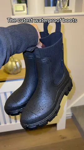 The viral waterproof boots perfect for Autumn and winter walks. #waterproofboots #rainboots #wellies #womensboots #rainproof 