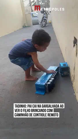 🚚😂🤭 CENA DIVERTIDA Durante a celebração do Dia da #Criança, na última segunda-feira (12/10), em Araçatuba (SP), Hugo Fernandes filmou uma cena hilariante com o #filho, Noah. O menino recebeu como presente um #caminhão de brincar telecomandado, mas a experiência de manobrar o veículo acabou por fugir totalmente ao controle no pátio de casa. Apesar dos avisos do pai para guiar o brinquedo com o comando, o pequeno entrou em puro desespero a correr atrás do caminhão desgovernado. Entre gritos divertidos, tentativas aflitas de travar o veículo e um tropeção no chão, a aflição do jovem motorista conquistou de imediato as redes sociais. Identifica-se com esta perícia ao volante ou também perde o controle como o pequeno Noah? Deixe a sua opinião nos comentários! 🤳hug.o_fernandes  | @myhoodbr #Metropoles